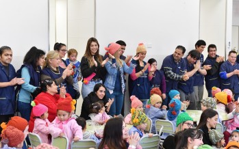 Los chicos del Taller Protegido entregaron gorros de lana a los niños de los jardines maternales