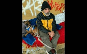 Carlos está en situación de calle con su perrita y busca trabajo