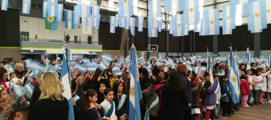 Más de 3 mil de alumnos prometieron lealtad a la bandera en el Poli N°1