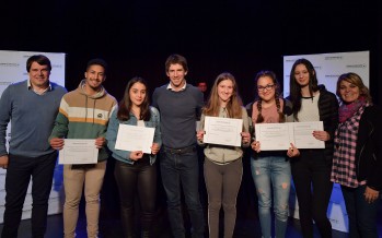 Entrega de becas de estudio a estudiantes de escuelas públicas de nuestra ciudad