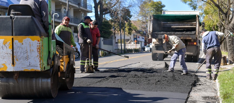 Renovación del asfalto sobre Avenida Libertador entre Del Arca y Simón de Iriondo