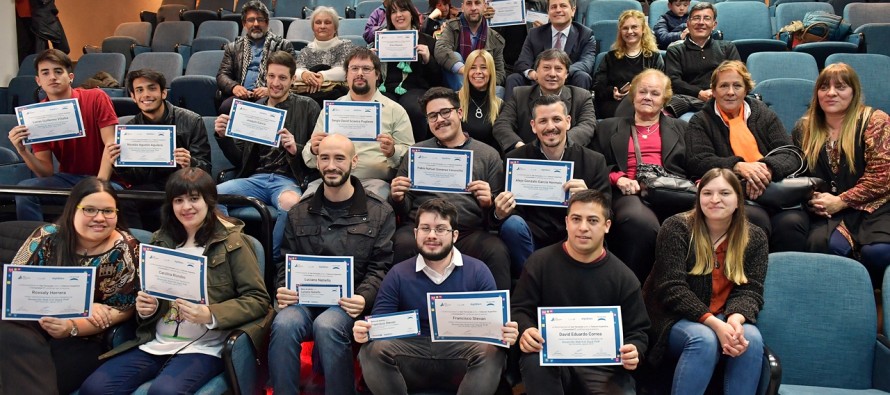 Los jóvenes capacitados en oficios digitales recibieron sus diplomas en el Centro Universitario Municipal