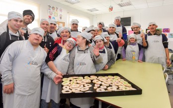 Los chicos del Taller Protegido cocinaron donas en la Escuela de Oficios