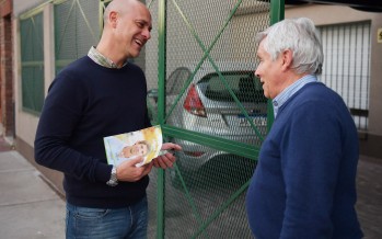 Santiago Aparicio dialogó con vecinos de la calle Carlos Casares