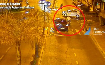 Detienen a dos motociclistas que hacían picadas y chocaron a un automóvil en Avellaneda y Rucci
