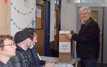 Luis Andreotti emitió su voto en el Colegio San José: «Preparamos una generación de jóvenes que conoce el municipio»