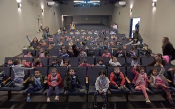 Los chicos de los jardines maternales municipales visitaron el Teatro Martinelli para ver una película