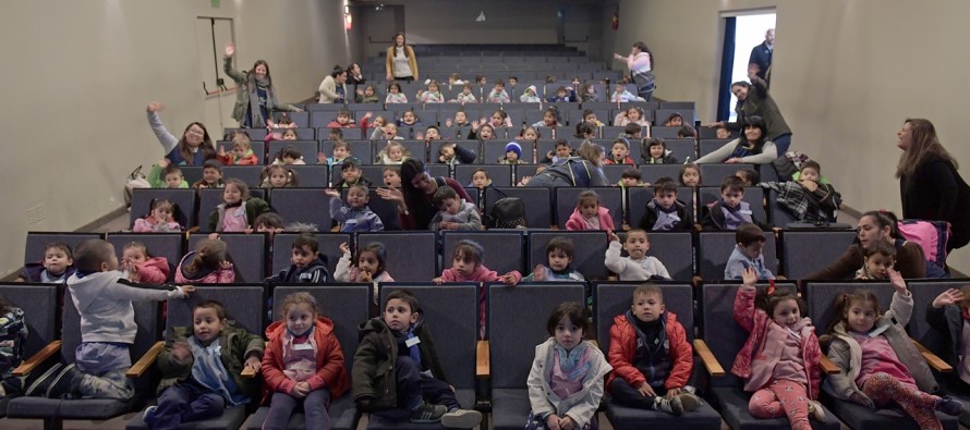 Los chicos de los jardines maternales municipales visitaron el Teatro Martinelli para ver una película
