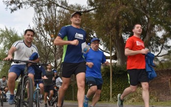 Bali Bucca comenzó la campaña con una maratón por Victoria y en el trayecto se cruzó con Daniel Salvador