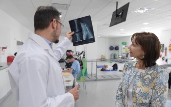 Alicia Aparicio recorrió el área de kinesiología del Hospital Municipal y contó su experiencia de rehabilitación