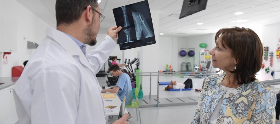 Alicia Aparicio recorrió el área de kinesiología del Hospital Municipal y contó su experiencia de rehabilitación