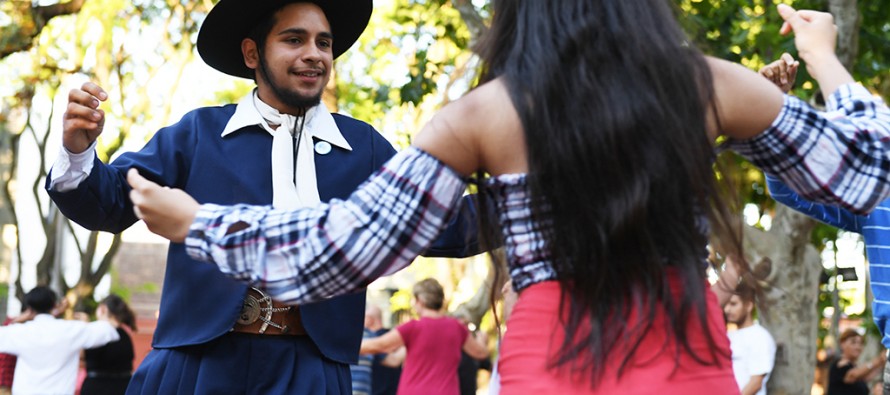 En Plaza Dorrego se vivió una peña folclórica a cielo abierto