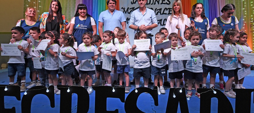 Fiesta de egresados de los jardines maternales municipales en el Poli 6