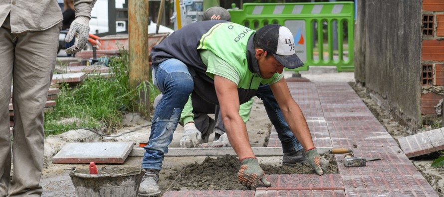 Nuevas veredas y dársenas de estacionamiento en la calle Carlos Casares del barrio Fate