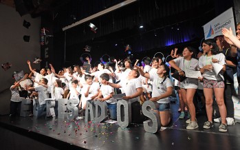 Los egresados de los centros educativos municipales tuvieron su fiesta en el Teatro Martinelli