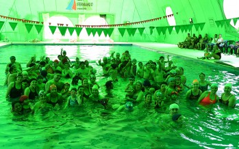 Encuentro de natación con los más chicos y sus familias en el Poli N° 7