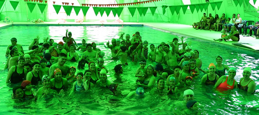 Encuentro de natación con los más chicos y sus familias en el Poli N° 7