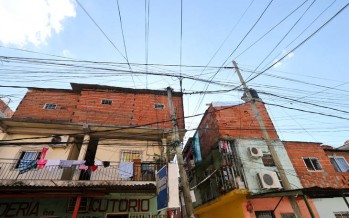Crece la disputa judicial por quién paga la luz en las villas y asentamientos del Conurbano