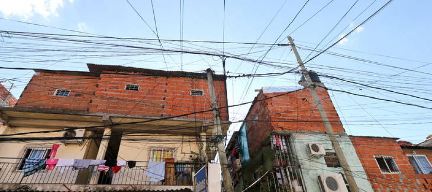 Crece la disputa judicial por quién paga la luz en las villas y asentamientos del Conurbano