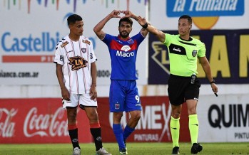 El Matador goleó a Chacarita con un triplete de Emanuel Dening