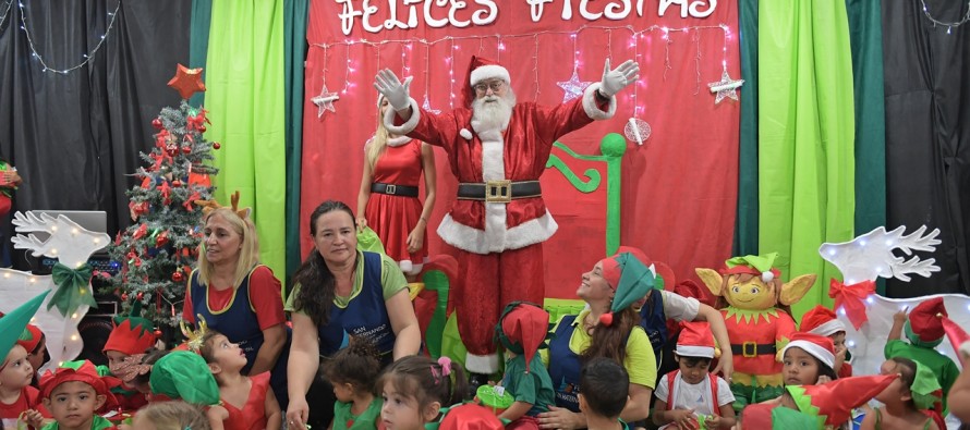 Papá Noel entregó regalos a los chicos de los jardines maternales municipales