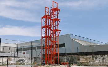 Colocaron una nueva torre de entrenamiento en el Cuartel de Bomberos