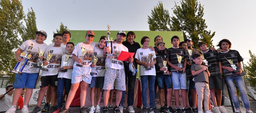 Participantes de la Liga Municipal de Fútbol Infantil recibieron sus trofeos