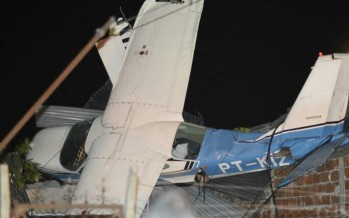 Una avioneta cayó en el barrio Aviación y quedó colgada de los techos
