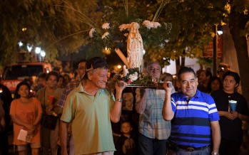 Festejos en honor de la Virgen de Lourdes en la esquina de Arnoldi y Cordero