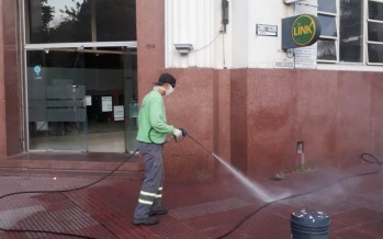 Limpieza y desinfección de veredas en los centros comerciales de nuestra ciudad