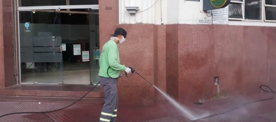 Limpieza y desinfección de veredas en los centros comerciales de nuestra ciudad