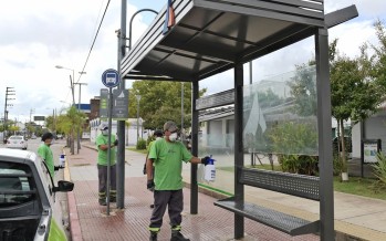 Coronavirus: tareas de desinfección en los refugios de pasajeros de nuestra ciudad