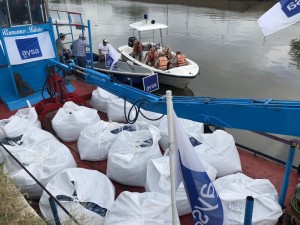 AySA reparte agua potable en el delta