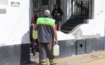 Entrega de lavandina en el barrio Alsina para intensificar las tareas de desinfección