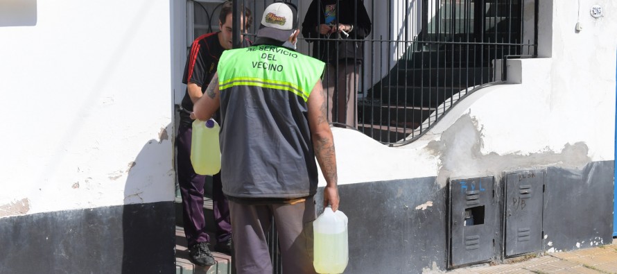 Entrega de lavandina en el barrio Alsina para intensificar las tareas de desinfección