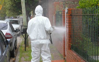 Se intensifican las tareas de desinfección en frentes de casas y comercios para prevenir el coronavirus
