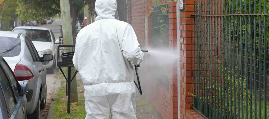 Se intensifican las tareas de desinfección en frentes de casas y comercios para prevenir el coronavirus