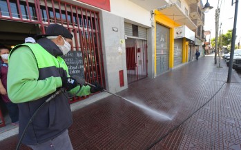 Desinfección de veredas en los centros comerciales para prevenir el coronavirus