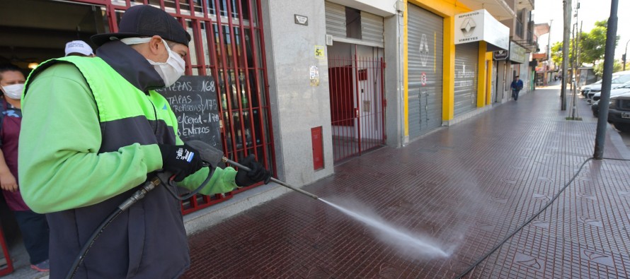 Desinfección de veredas en los centros comerciales para prevenir el coronavirus