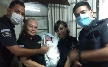 Se le adelantó el parto, no había remises y dos policías la ayudaron a dar a luz