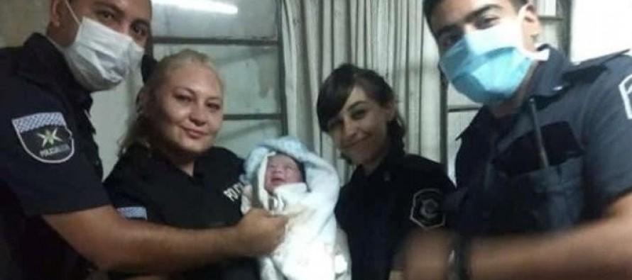 Se le adelantó el parto, no había remises y dos policías la ayudaron a dar a luz