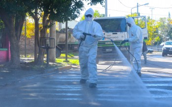 Desinfección de veredas y frentes de casas en el barrio Presidente Perón para prevenir el coronavirus
