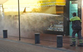 Desinfección de frentes de casas y comercios para prevenir el coronavirus