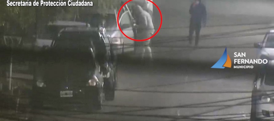 Robo frustrado en Quintana y Sargento Cabral: se llevaban un auto empujando y fueron descubiertos por las cámaras