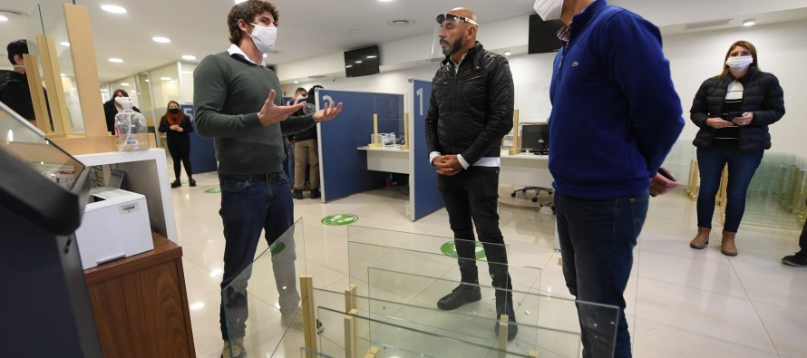 La empresa IMS donó protectores de vidrio para oficinas municipales