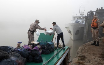 La Prefectura colabora con la asistencia a familias en el delta