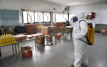 Sanitizan las escuelas de nuestra ciudad que reciben viandas para prevenir el coronavirus