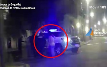Las cámaras registraron el momento en que una pareja robó una TV de un domicilio