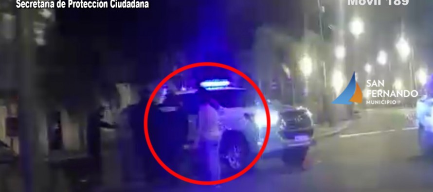 Las cámaras registraron el momento en que una pareja robó una TV de un domicilio