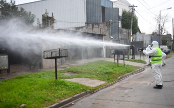 Operativo de desinfección de frentes de casas y comercios en el barrio Alsina
